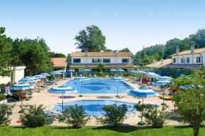 Terraced house in the Ca' del Pino holiday complex with communal pool in Bibione Bibione